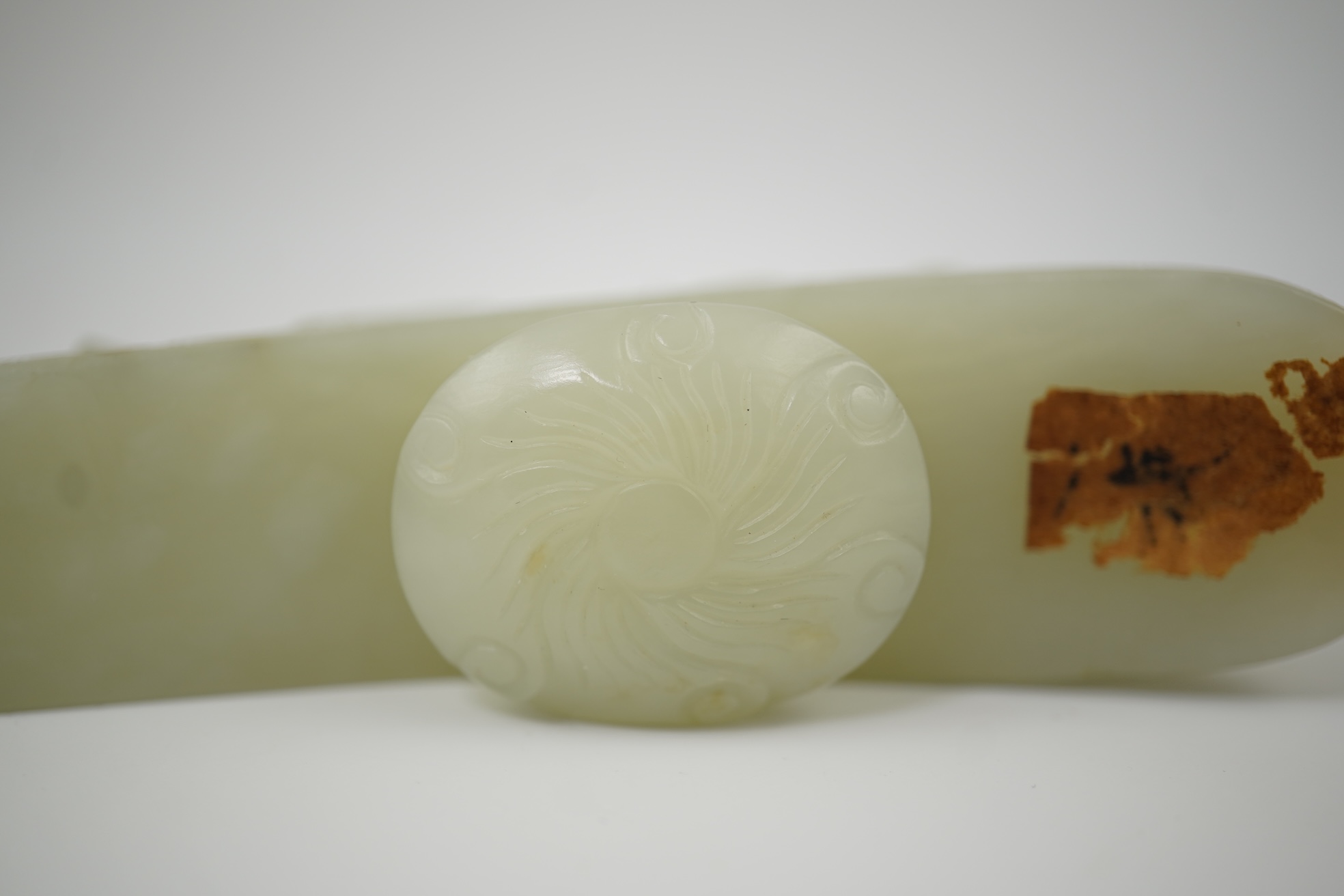 A Chinese pale celadon jade 'dragon' belt hook, 18th/19th century